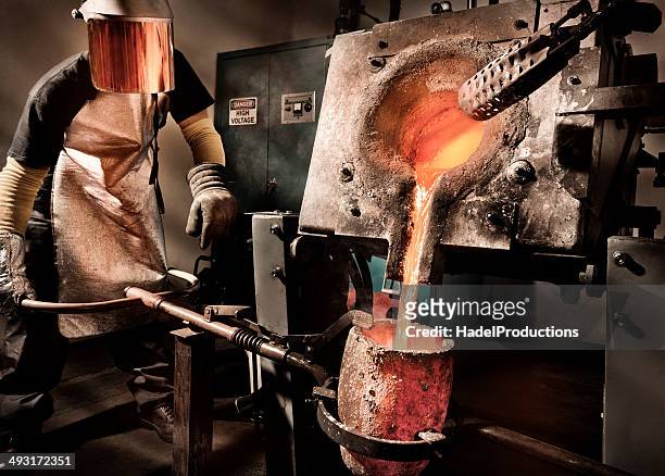 líquido industria del acero fundido - molten fotografías e imágenes de stock