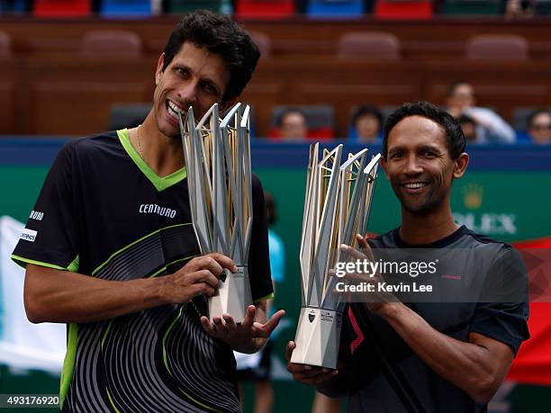 Marcelo Melo of Brazil and Raven Klaasen of Republic of South Africa hold their trophy at the award ceremony after winning the match against Simone...