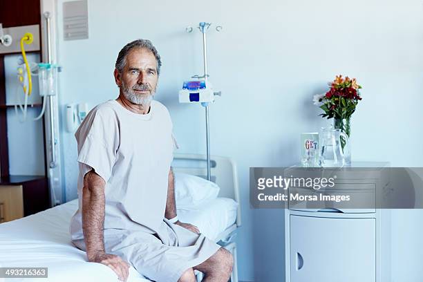 mature man in hospital ward - hospital gown stock photos et images de collection