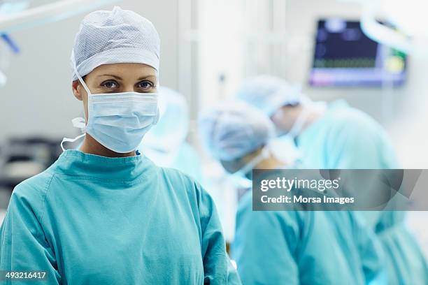 portrait of confident female surgeon - medical scrubs fotografías e imágenes de stock