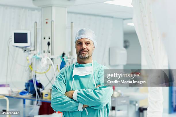 confident surgeon in operating room - chirurg stockfoto's en -beelden