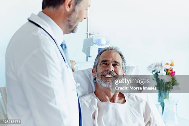 happy patient with doctor in hospital - danke blumen stock-fotos und bilder