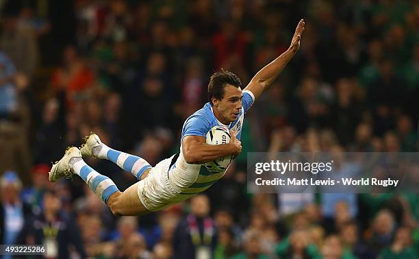 Juan Imhoff of Argentina scores his team's fourth try during the 2015 Rugby World Cup Quarter Final match between Ireland and Argentina at Millennium...