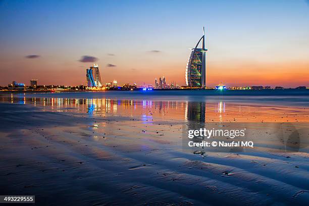 sunset in burj al arab - dubai jumeirah beach stockfoto's en -beelden
