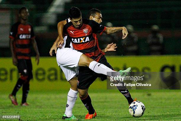 Caio of Vitoria battles for the ball during the match between Vitoria and Atletico-MG as part of Brasileirao Series A 2014 at Alberto Oliveira...