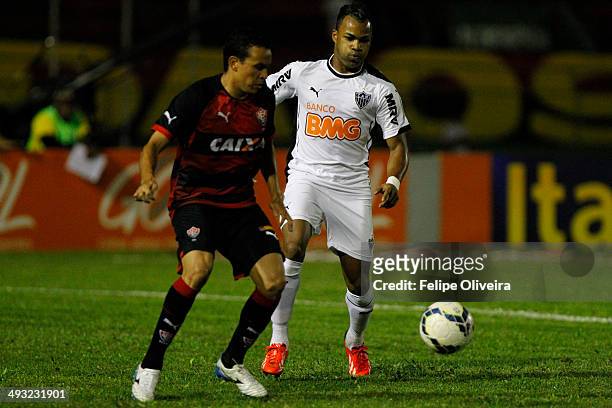 Fernandinho of Atletico-MG battles for the ball during the match between Vitoria and Atletico-MG as part of Brasileirao Series A 2014 at Alberto...