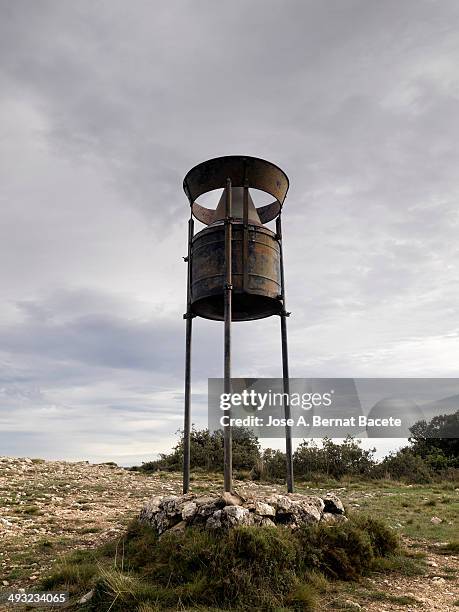 old metal rain gauge at the top of a mountain - pluviômetro - fotografias e filmes do acervo