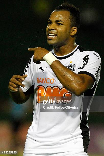 Fernandinho of Atletico-MG in action during the match between Vitoria and Atletico-MG as part of Brasileirao Series A 2014 at Alberto Oliveira...