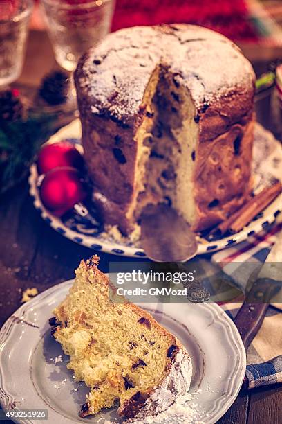 hausgemachtem weihnachtskuchen panettone mit puderzucker - süßes brot stock-fotos und bilder