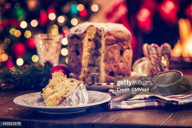 caseras panettone tarta de navidad con azúcar en polvo - christmas cake fotografías e imágenes de stock