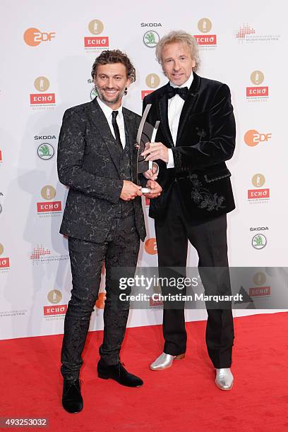 Jonas Kaufmann poses with his Singer of the Year award alongside Thoams Gottschalk at the ECHO Klassik 2015 at Konzerthaus on October 18, 2015 in...