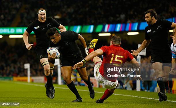 Julian Savea of the New Zealand All Blacks rushes through to score his second try, his team's fourth try, during the 2015 Rugby World Cup Quarter...