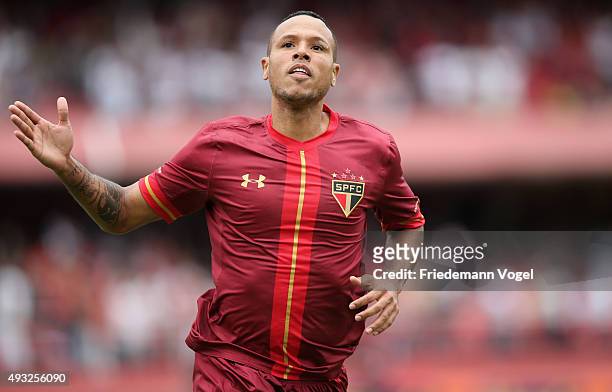 Luis Fabiano of Sao Paulo celbrates scoring the first goal during the match between Sao Paulo and Vasco for the Brazilian Series A 2015 at Estadio do...