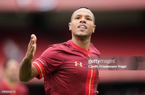 Luis Fabiano of Sao Paulo celbrates scoring the first goal during the match between Sao Paulo and Vasco for the Brazilian Series A 2015 at Estadio do...