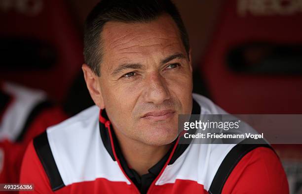 Head coach Doriva of Sao Paulo looks on during the match between Sao Paulo and Vasco for the Brazilian Series A 2015 at Estadio do Morumbi on October...