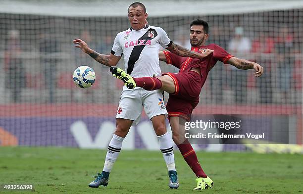 Eduardo of Sao Paulo fights for the ball with Leandro of Vasco during the match between Sao Paulo and Vasco for the Brazilian Series A 2015 at...