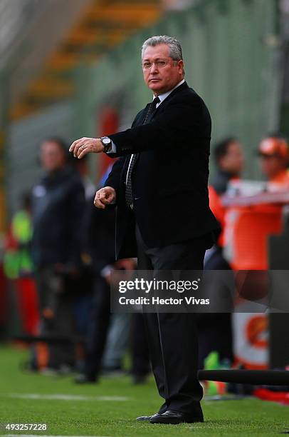 Victor Vucetich head coach of Queretaro looks on during the 13th round match between Toluca and Queretaro as part of the Apertura 2015 Liga MX at...