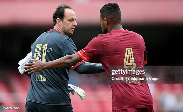 Rogerio Ceni of Sao Paulo talks to Reis during the match between Sao Paulo and Vasco for the Brazilian Series A 2015 at Estadio do Morumbi on October...