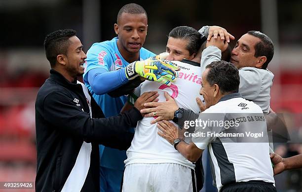 Rodrigo of Vasco celebrates scoring the second goal with his head coach Jorginho during the match between Sao Paulo and Vasco for the Brazilian...