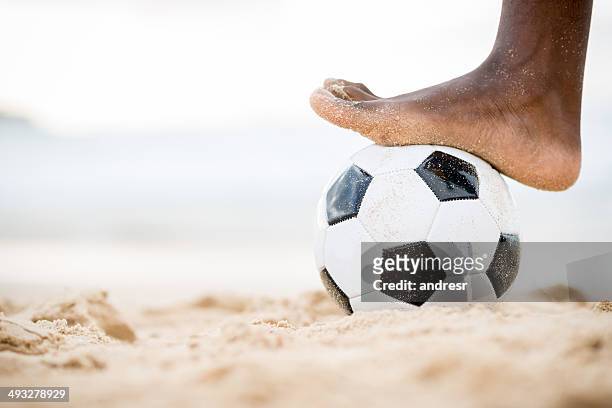 fútbol en la playa - supporter foot fotografías e imágenes de stock