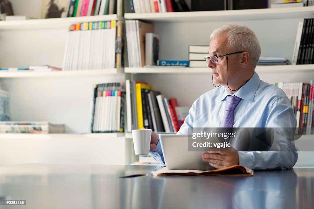 Senior Uomo d'affari con Tavoletta digitale in ufficio.