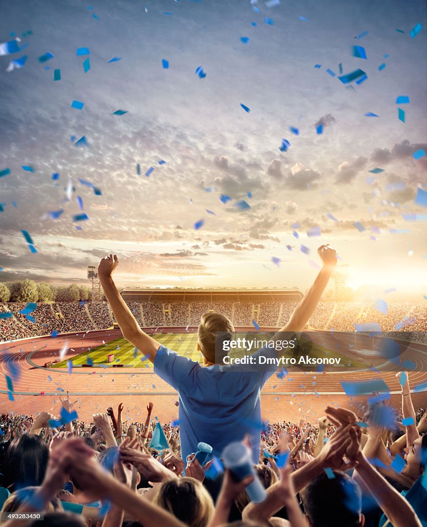 Les Fans sur le stade olympique et les pistes de jogging