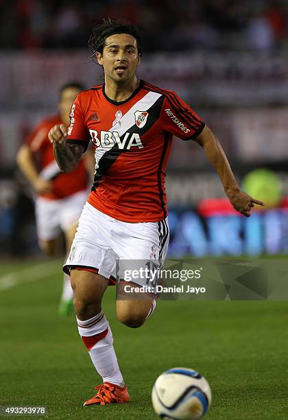 Leonardo Pisculichi, of River Plate, plays the ball during a match between River Plate and Aldosivi as part of round 28 of Torneo de Primera Division...
