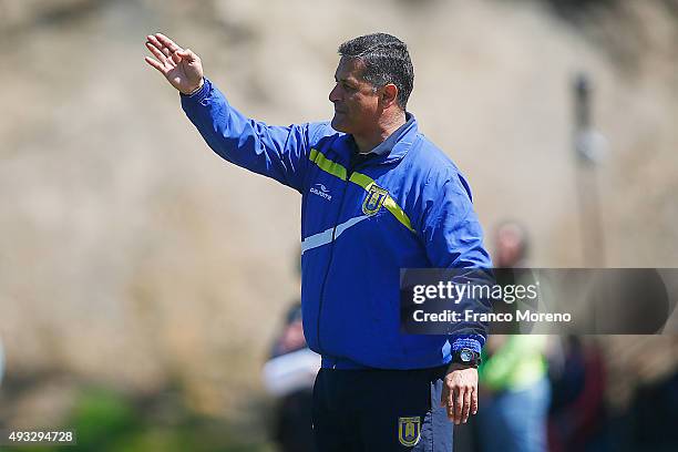 Ronald Fuentes head coach of U de Concepcion shouts intructions to his players during a match between U de Concepcion and U de Chile as part of 9th...