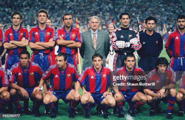 Barcelona manager Bobby Robson and coach Jose Mourinho poses for a team picture with his players including Pep Guardiola before the Trofeu Joan...