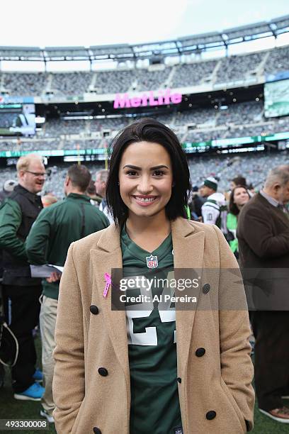 Demi Lovato attends the New York Jets vs Washington Redskins game at MetLife Stadium on October 18, 2015 in East Rutherford, New Jersey.