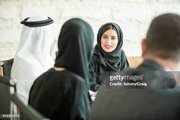 medio orientale giovane donna d'affari nella riunione di lavoro - emirati arabi uniti foto e immagini stock