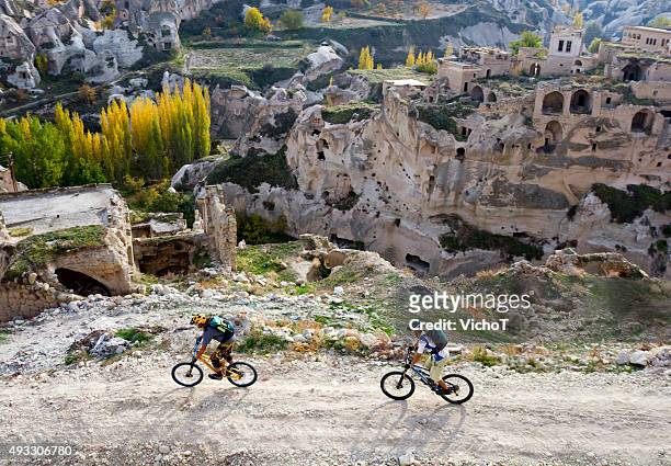 ciclistas de montaña de explorar nuevas vías en turquía - turismo ecológico fotografías e imágenes de stock