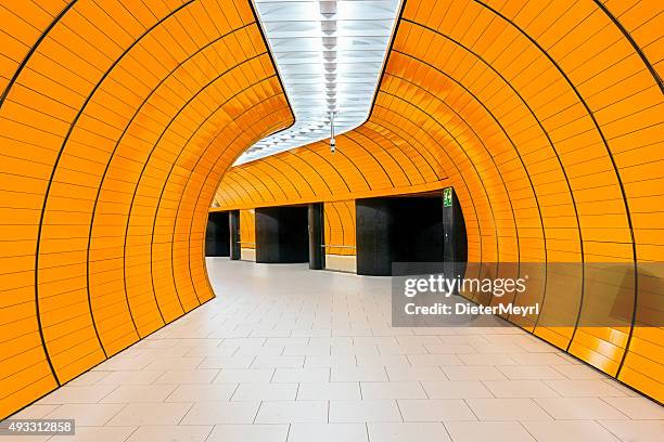 marienplatz subway station in munich - marienplatz 個照片及圖片檔