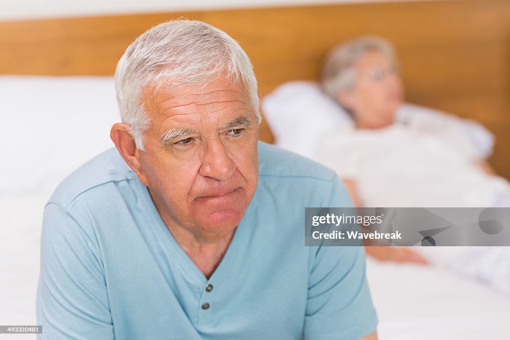 Triste couple âgé dans une chambre à coucher