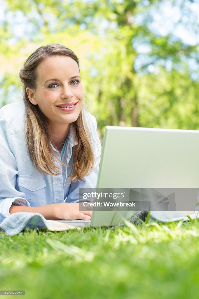 Zuversichtlich Frau mit laptop im park