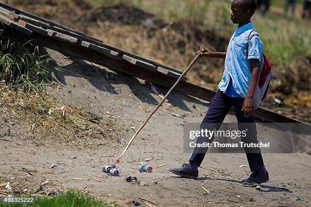 Beira, Mozambik A boy pushes a homemade car via a path on September 28, 2015 in Beira, Mozambik.