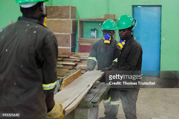 Beira, Mozambik Training for carpenters at the vocational school Young Africa. Apprentices work in the wood workshop on September 29, 2015 in Beira,...