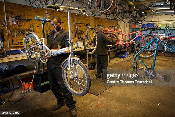 Beira, Mozambik A man repairs a bicycle in a bicycle repair shop on September 29, 2015 in Beira, Mozambik.