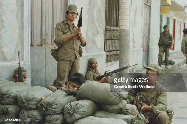 Soldiers of the Salvadoran Army during an offensive by the FMLN in El Salvador, during the Salvadoran Civil War, November 1989.