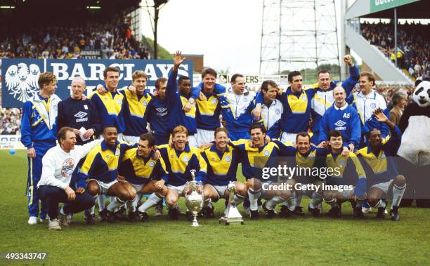 Leeds United captain Gordon Strachan with the Football league Division One trophy for the 1991/92 season including Eric Cantona Gary Speed and...