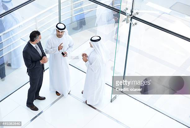 drei arab business-männer meeting  - emirati business stock-fotos und bilder