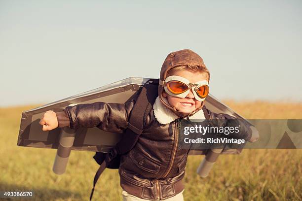 jovem garoto está a no propulsor a jato - óculos de aviação - fotografias e filmes do acervo