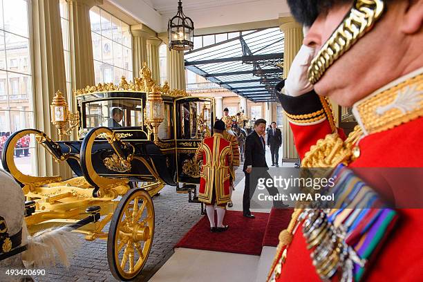 China's President Xi Jinping arrives at Buckingham Palace during a ceremonial welcome on October 20, 2015 in London, England. The President of the...