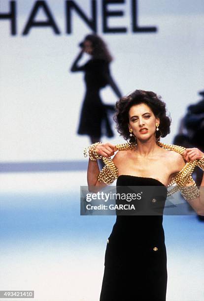 Model Inès de La Fressange walks the runway during the Chanel fashion show for the Fall/Winter Collection 1987/1988, on July 26, 1987 in Paris,...