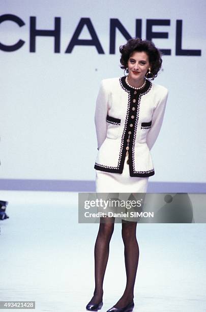 Model Inès de La Fressange walks the runway during the Chanel fashion show for the Fall/Winter Collection 1987/1988, on July 26, 1987 in Paris,...