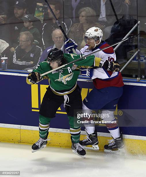 Guillaume Gelinas of the Val-d'Or Foreurs and Henrik Samuelsson of the Edmonton Oil Kings battle during the first period during the 2014 Memorial Cup...