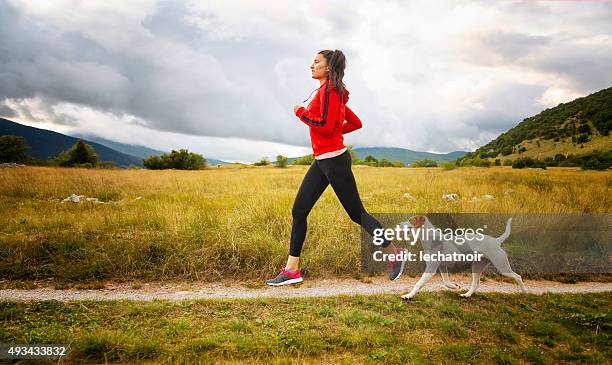 jogging in der wunderschönen natur - run shirt stock-fotos und bilder