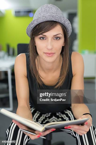 beauty, brains and personality - production of president trumps fy 2018 budget at the government publishing office stockfoto's en -beelden