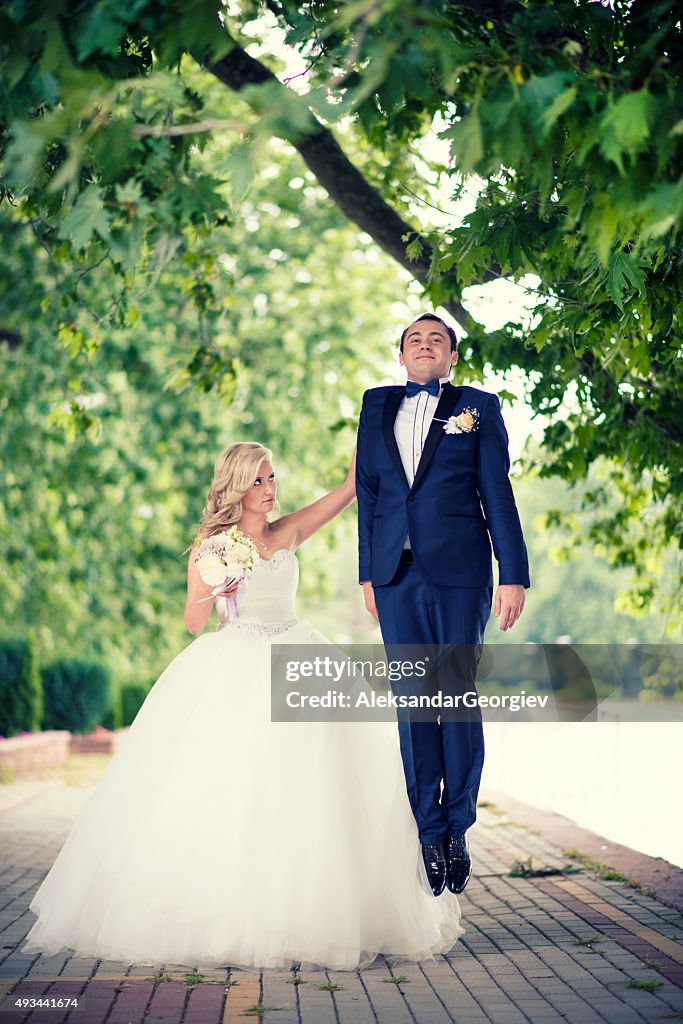 En colère couple avec une main tenant le marié en plein Air