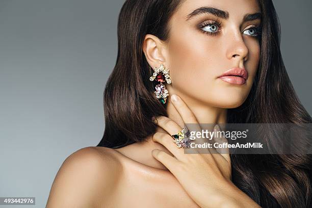 elegant girl advertising jewelry - juwelen stockfoto's en -beelden